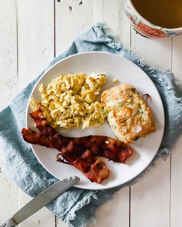 Yogurt and scallion biscuits to start the day ☀️ recipe adapted from @basically sour cream and onion biscuits. Happy St. Patrick&rsquo;s Day🍀